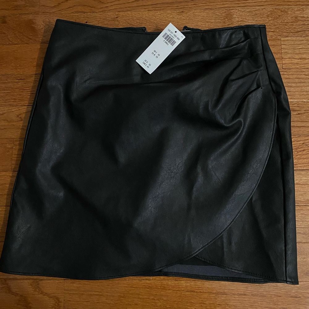 BRAND NWT Abercrombie Side Ruched Leather Mini Skirt